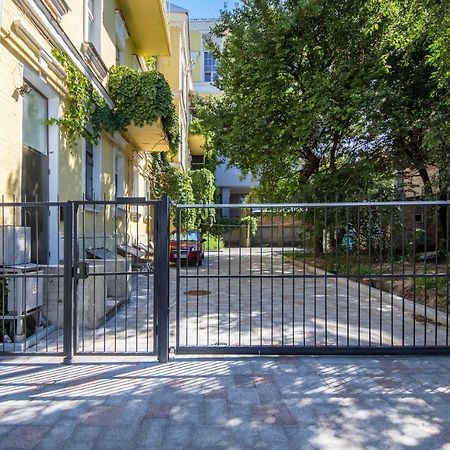 Self Check-In Apartments Near Landscape Alley Kyiv Exterior foto
